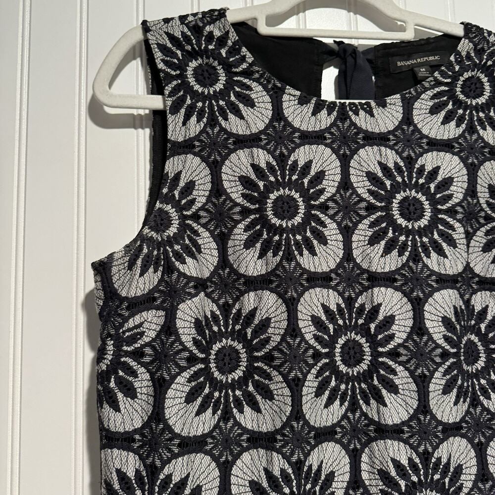 Banana Republic Navy Blue Lace Floral Sleeveless Top Size Medium - Picture 2 of 5
